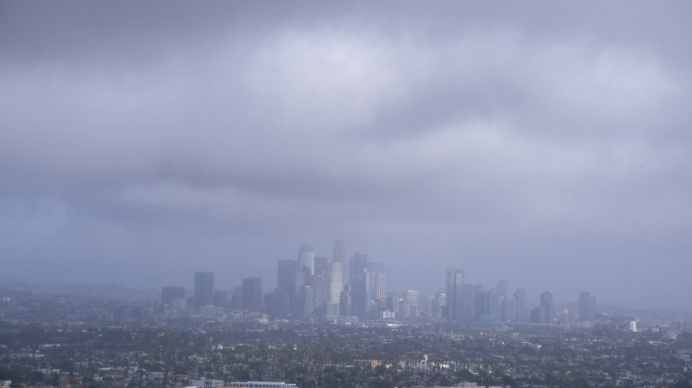 Desetine hiljada domova u Kaliforniji bez struje zbog oluje