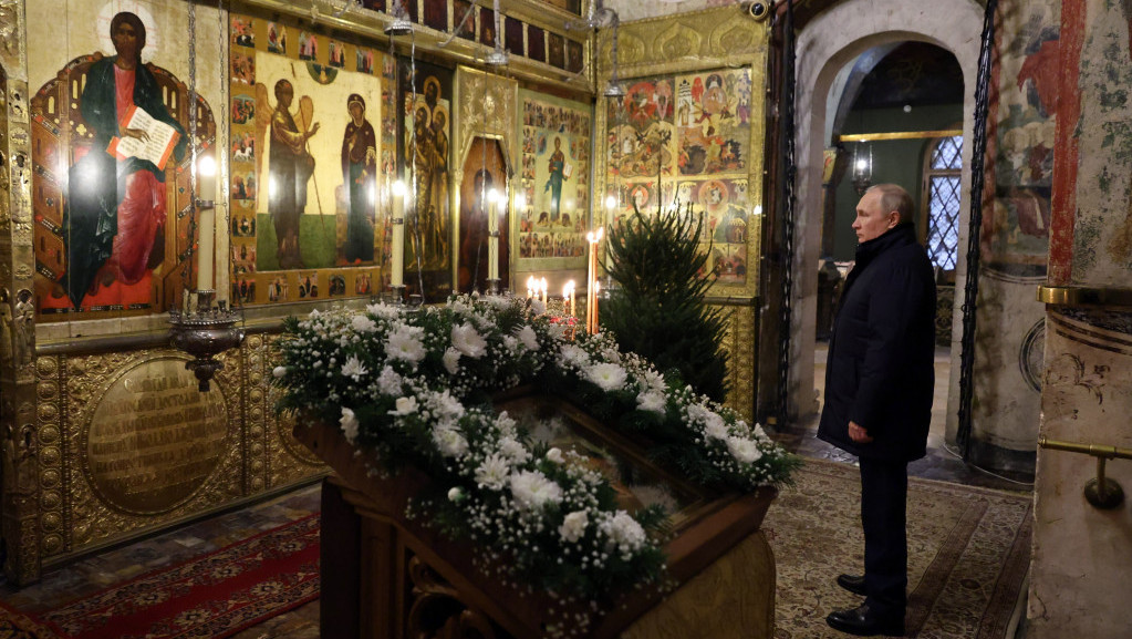 Putin sam na božićnoj liturgiji u "crkvi za careve"