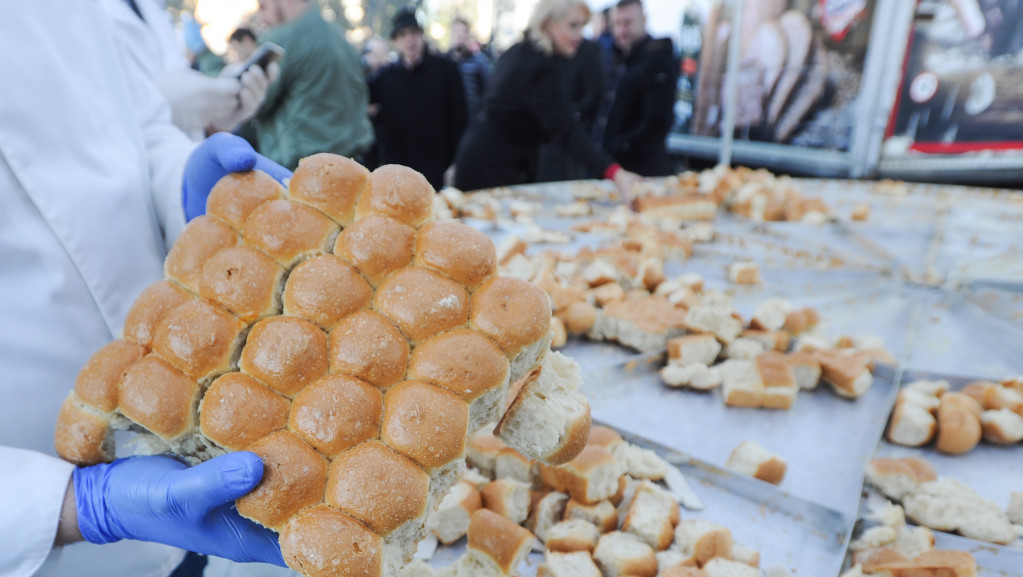 Tradicionalno lomljenje česnice za Božić: Pekari spremaju 200 kilograma testa sa 33 zlatna dukata