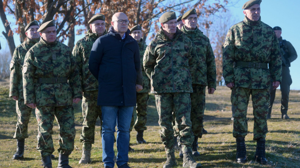 Vučević i Mojsilović posetili vojnike u Kopnenoj zoni bezbednosti