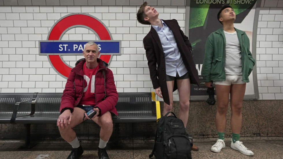 Posle dve godine pauze građani Londona se ponovo vozili metroom bez pantalona (FOTO)