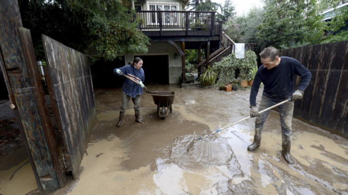 Poplave na severu Kalifornije: Evakuisanio više od 1.500 ljudi, Nacionalna garda spasila 50 osoba iz bujica