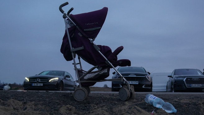 Beba ostavljena na ulici u Kragujevcu: Prolaznik pronašao dete na trotoaru u dečjim kolicima