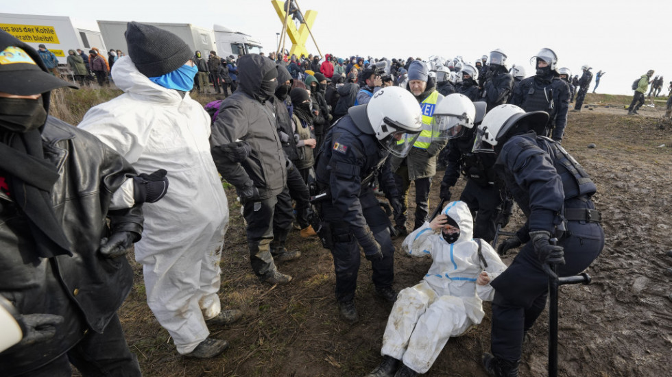 Nemačka policija uklanja barikade i rasteruje aktiviste koji protestuju protiv širenja rudnika lignita Garcvajler