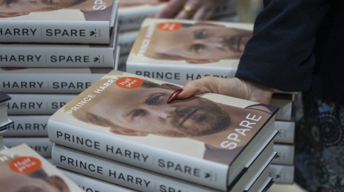 U prodaji 25 krvavih kopija memoara princa Harija u znak protesta zbog ubistava talibana