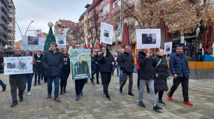 U centru Kosovske Mitrovice održan skup podrške Slađanu Trajkoviću – bivšem policajcu kojeg terete za ratne zločine