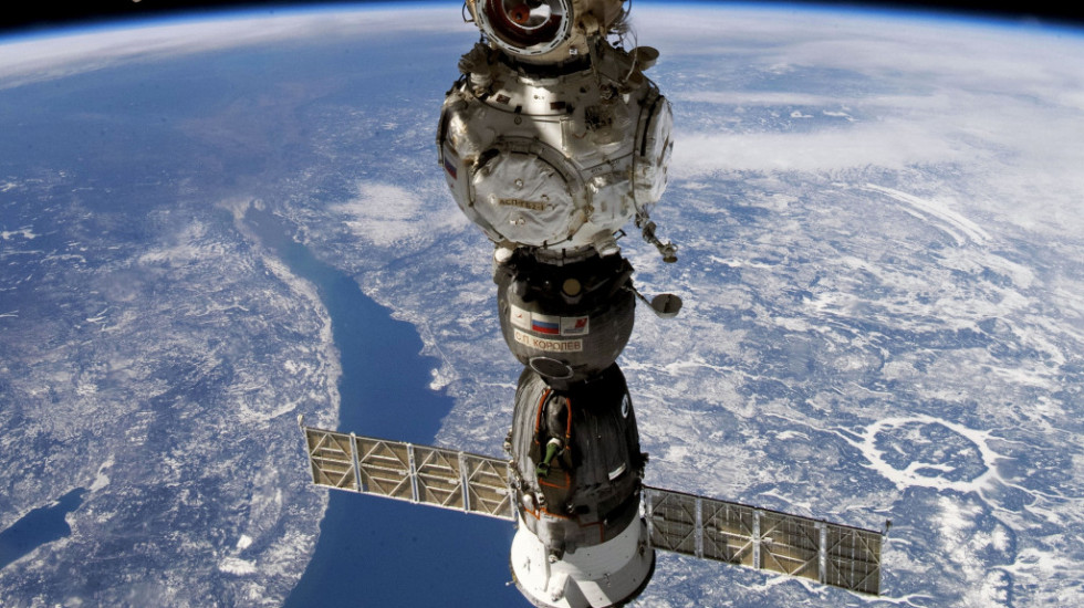 Rusija će po trojicu astronauta poslati kapsulu Sojuz, jer je sićušni meteorit oštetio originalnu kapsulu