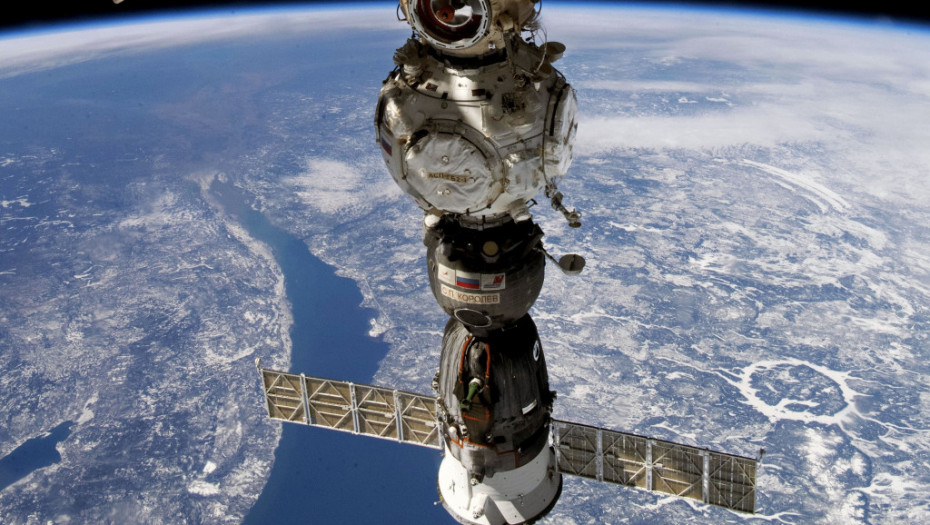 Rusija će po trojicu astronauta poslati kapsulu Sojuz, jer je sićušni meteorit oštetio originalnu kapsulu
