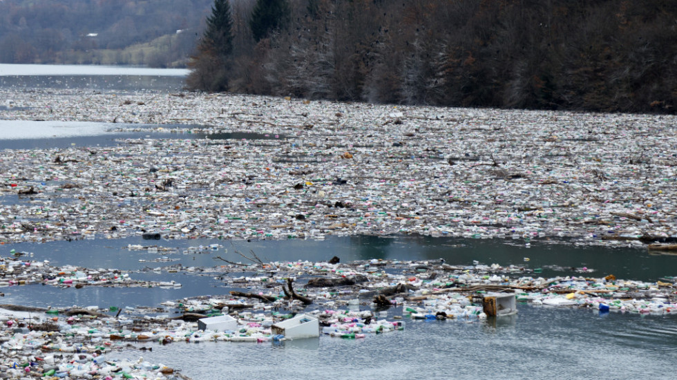 Na tone otpada pluta Potpećkim jezerom: Najviše pet ambalaža, ali ima i frižidera, šporeta, uginulih životinja