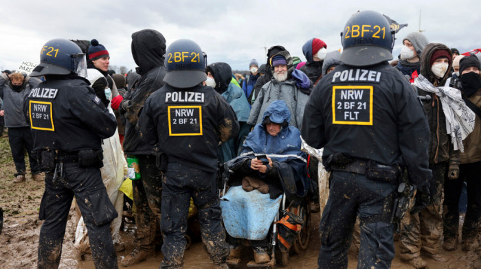 Greta Tunberg na protestu u Nemačkoj zbog proširenja rudnika uglja, nastavljeno iseljavanje seljana