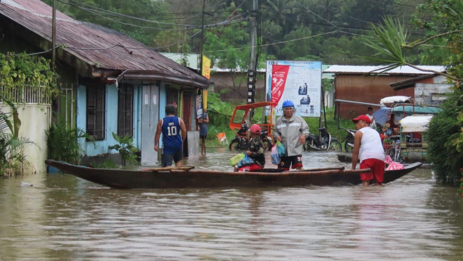 Broj žrtava poplava na Filipinima se popeo na 27, potpuno uništeno na stotine kuće
