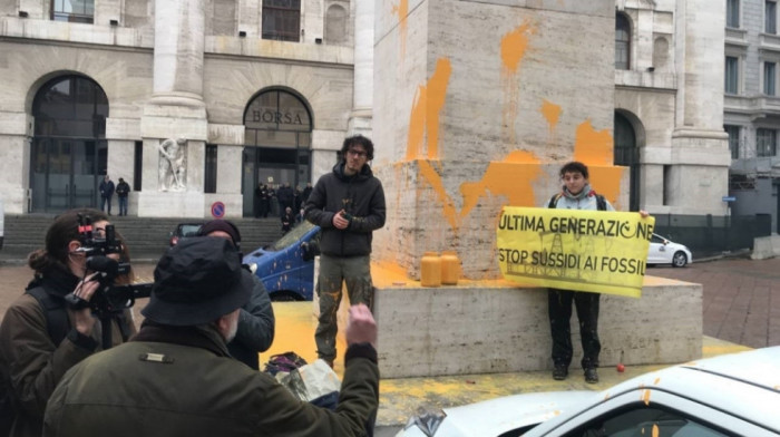 Ekološki aktivisti u Milanu obojili statuu u žuto, policija privela osumnjičene
