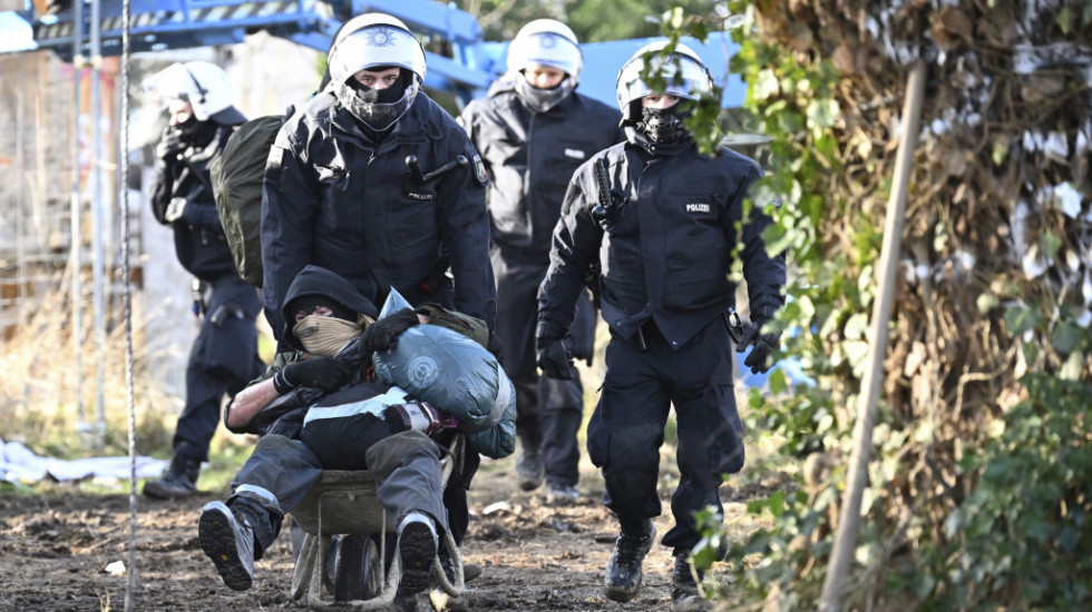 Tenzije u nemačkom rudniku uglja: Nakon što je policija uklonila aktiviste, nekoliko njih zauzelo džinovski bager