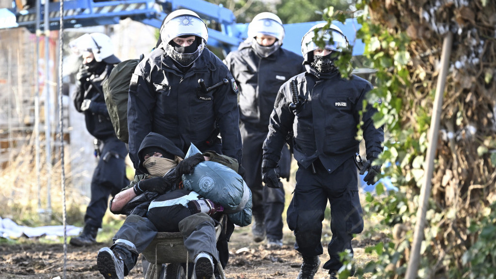 Tenzije u nemačkom rudniku uglja: Nakon što je policija uklonila aktiviste, nekoliko njih zauzelo džinovski bager