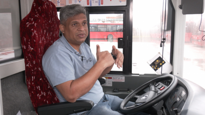 Tilina Šamika došao sa Šri Lanke da vozi Beograđane: "Ulice su prepune rupa, a vozači uleću ispred autobusa"