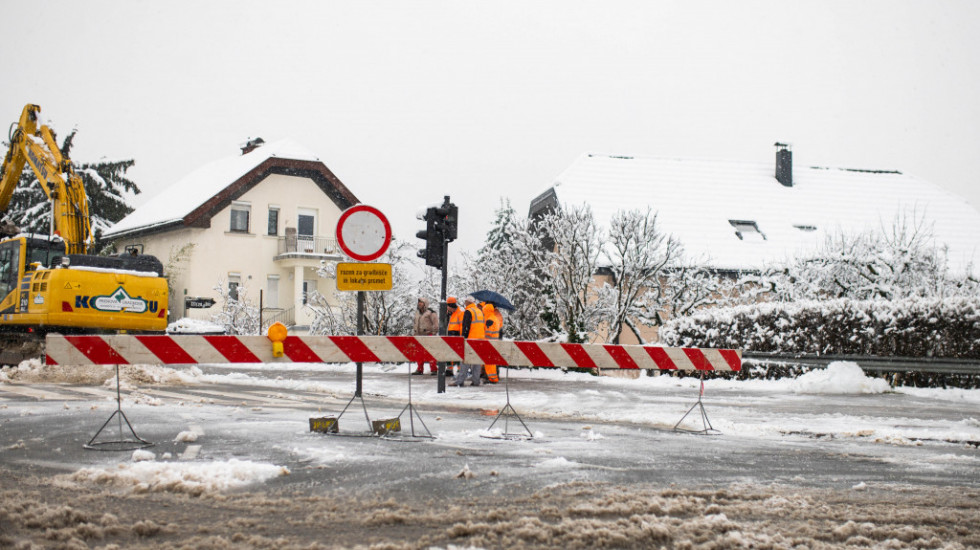 Narandžasto upozorenje za vremenske prilike u Sloveniji: Sneg izazvao probleme u saobraćaju