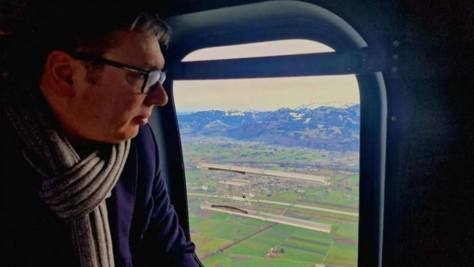 Vučić stigao u Davos, preko puta njegovog hotela zastava "velike Albanije"