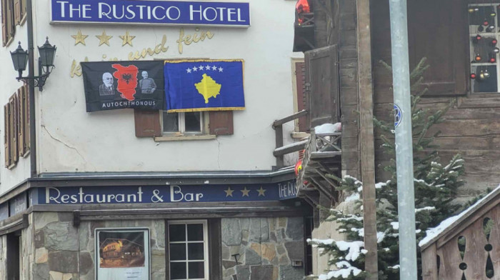 Skinute zastave Kosova i "velike Albanije" kod Vučićevog hotela u Davosu