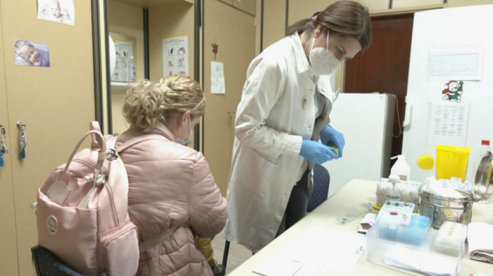 Elek: U KBC Kosovska Mitrovica dopremljeno više od 4.000 doza vakcina