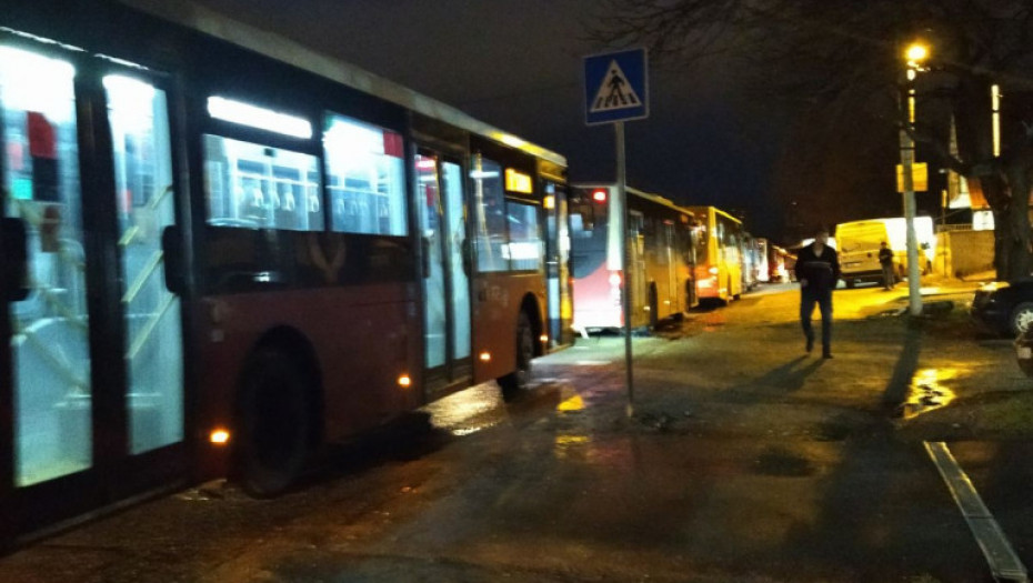 Kolaps na Smederevskom putu: Autobusi stoje u obe saobraćajne trake