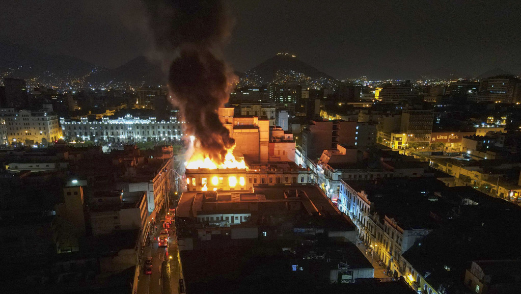 U protestima u Limi do temelja spaljena zgrada stara gotovo jedan vek