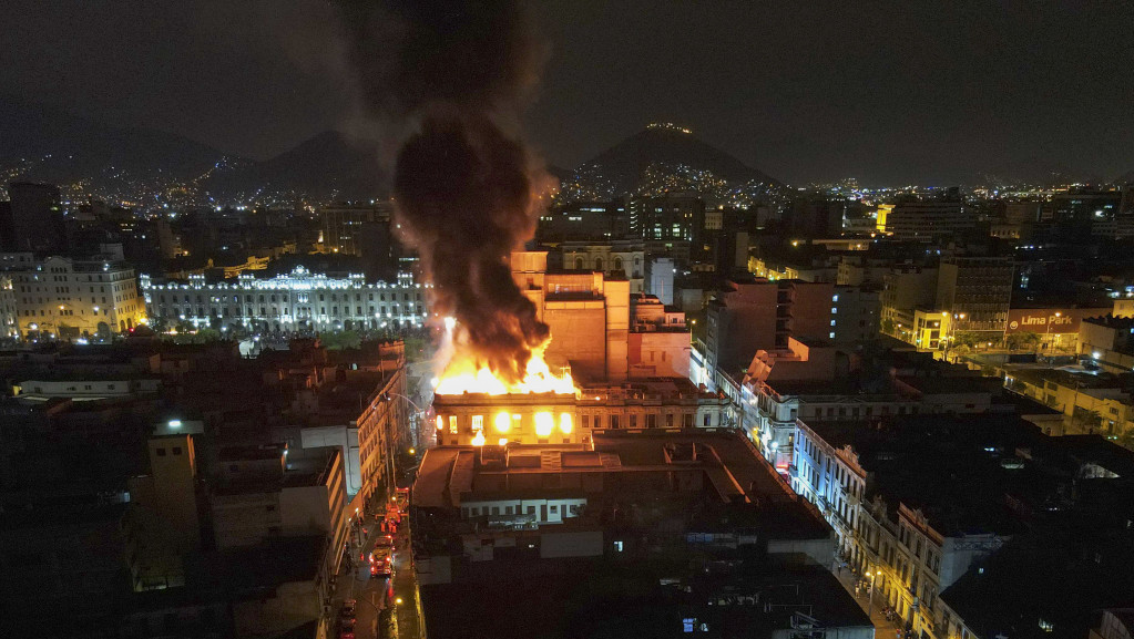 U protestima u Limi do temelja spaljena zgrada stara gotovo jedan vek