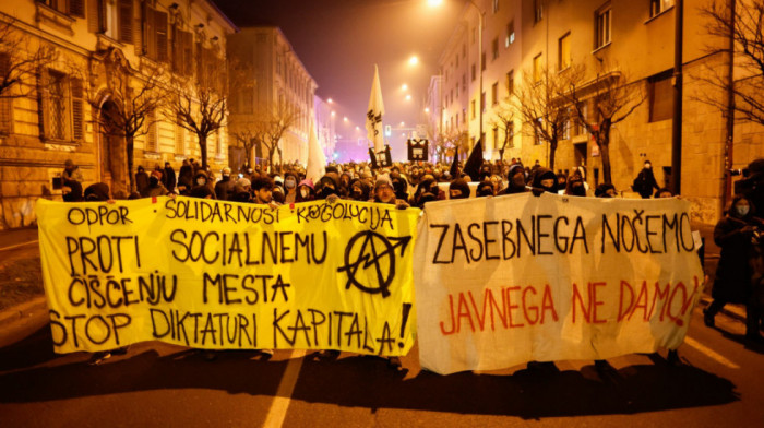 Demonstranti ispred Centra Rog u Ljubljani napali policiju