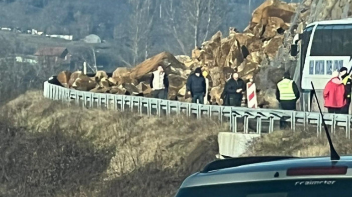 Odron na putu Raška-Kosovska Mitrovica, saobraćaj potpuno obustavljen