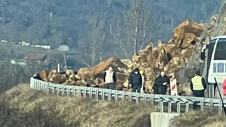 Odron na putu Raška-Kosovska Mitrovica, saobraćaj potpuno obustavljen