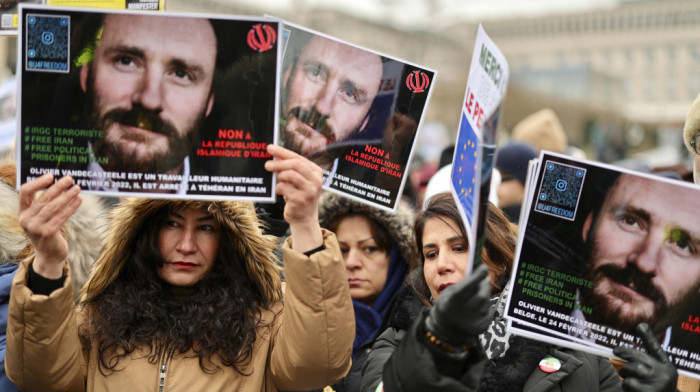 "Život mu je u opasnosti, pomozite da se oslobodi": Protest u Briselu zbog kazne za belgijskog humanitarca u Iranu