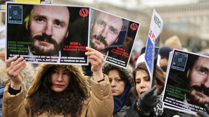 "Život mu je u opasnosti, pomozite da se oslobodi": Protest u Briselu zbog kazne za belgijskog humanitarca u Iranu