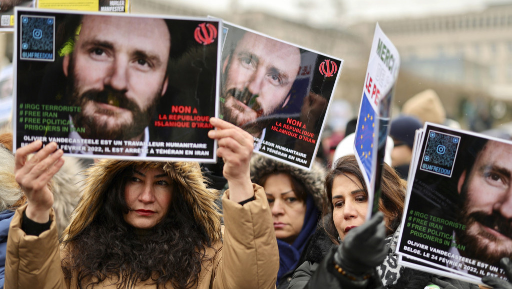 "Život mu je u opasnosti, pomozite da se oslobodi": Protest u Briselu zbog kazne za belgijskog humanitarca u Iranu