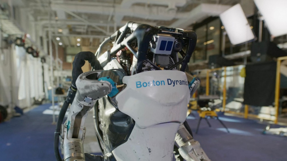 Robot pomaže radniku na gradilištu - trči, skače, podiže i dodaje torbu s alatom: Da li je to pogled u budućnost?