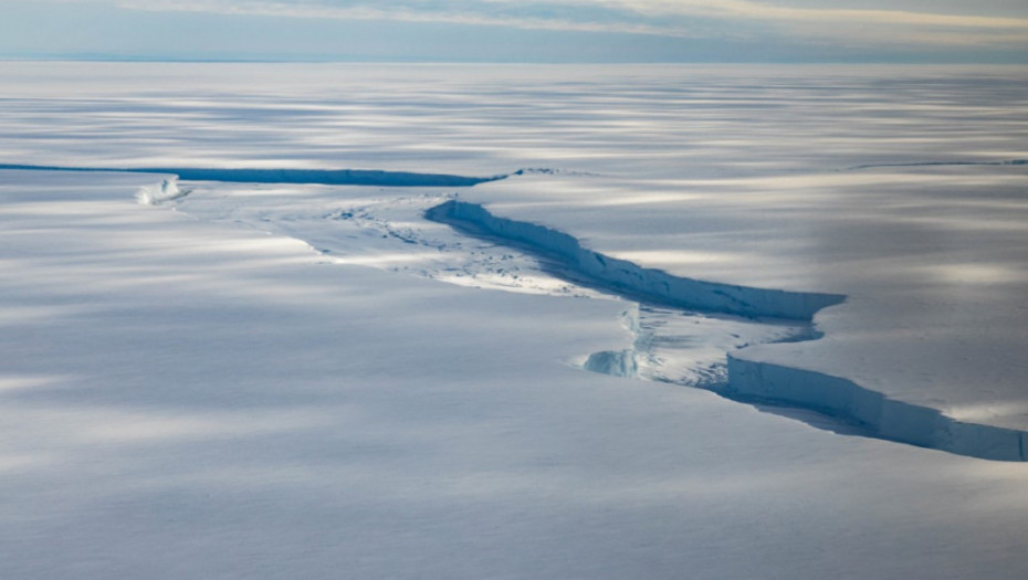Najveći ledeni breg na svetu u pokretu posle 30 godina: Ledeni titan napušta vode Antarktika