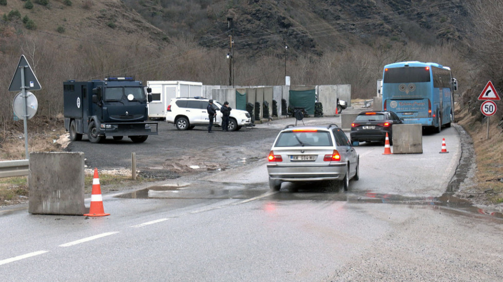Kosovska policija ponovo postavila betonske blokove na putu Mitrovica-Leposavić