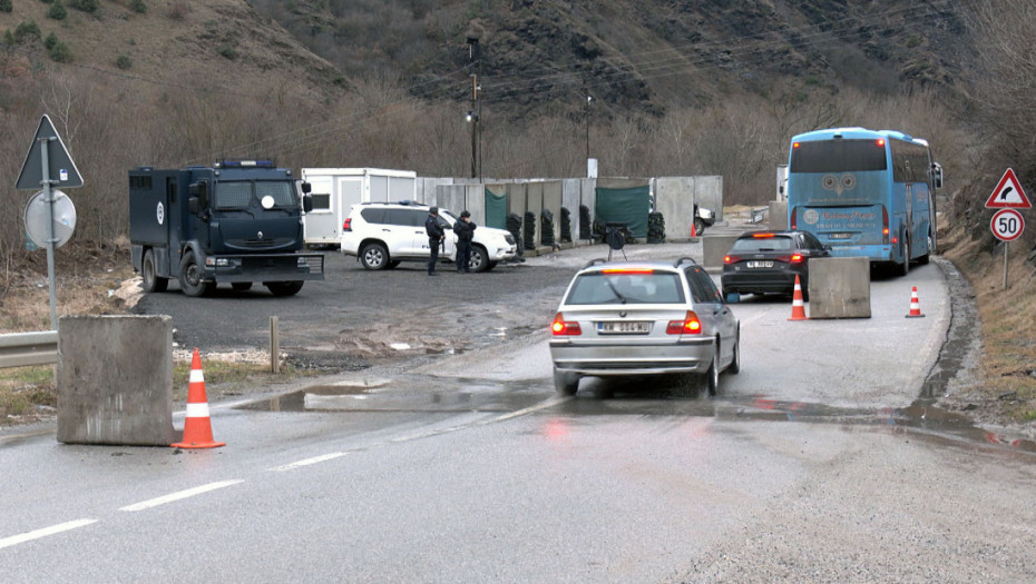 Kosovska policija ponovo postavila betonske blokove na putu Mitrovica-Leposavić