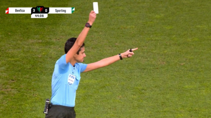 Fudbalski svet video je istorijski momenat: Beli karton prvi put pokazan u Portugalu