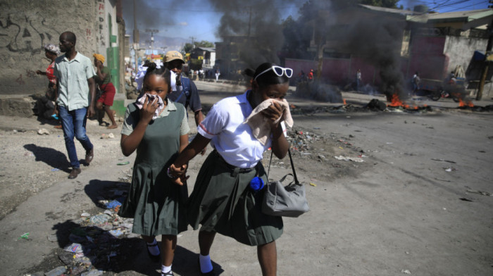 Protest stotine policajaca u civilu na Haitiju: Krive vladu za smrt svojih kolega