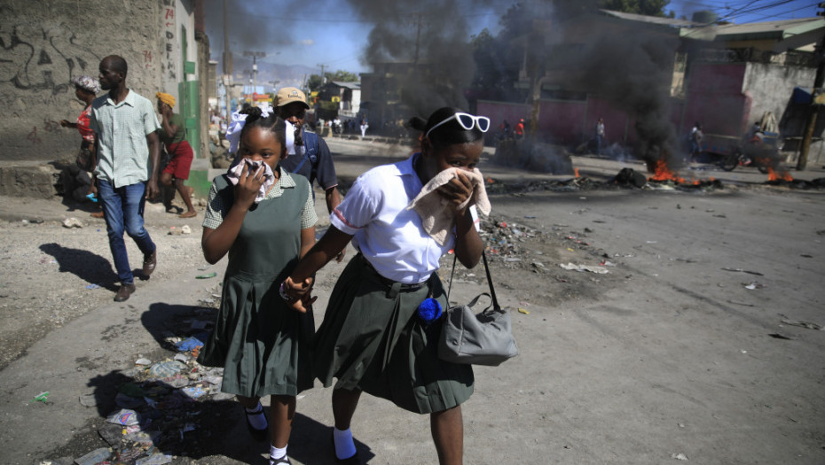 Protest stotine policajaca u civilu na Haitiju: Krive vladu za smrt svojih kolega
