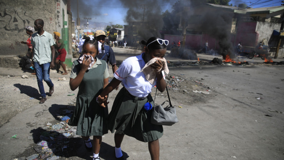 Protest stotine policajaca u civilu na Haitiju: Krive vladu za smrt svojih kolega