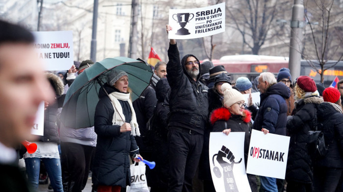Protest frilensera: Spalili poreska rešenja ispred Vlade Srbije