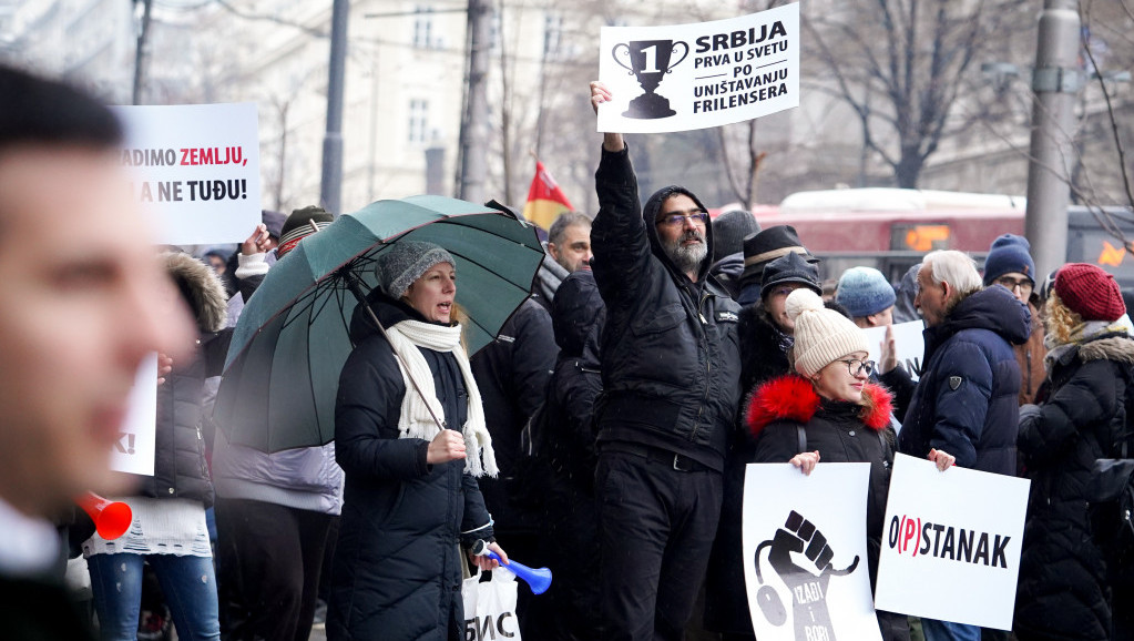 Protest frilensera: Spalili poreska rešenja ispred Vlade Srbije