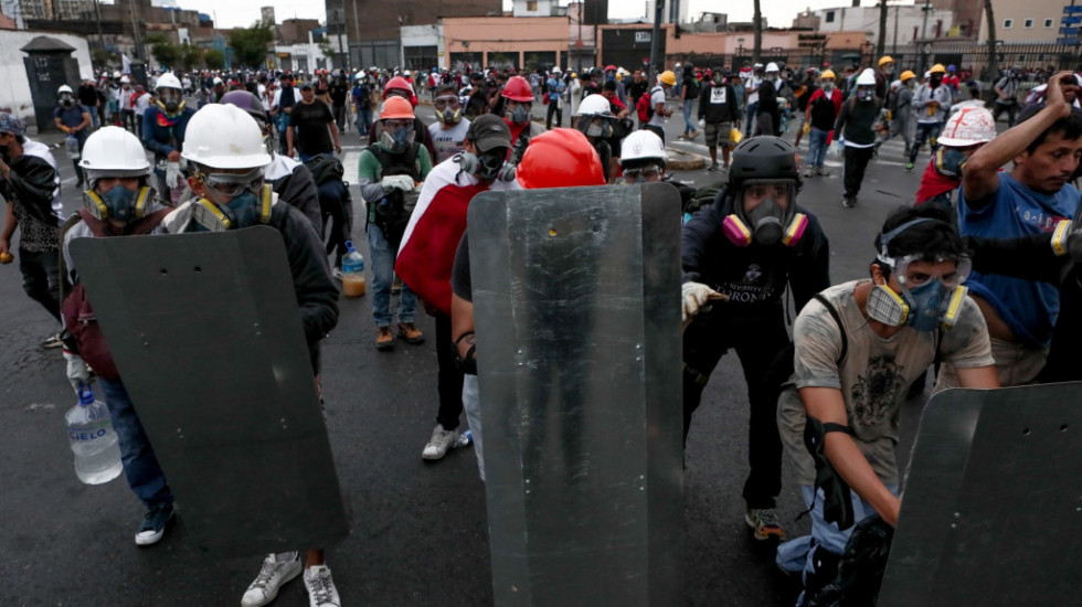 Ne smiruju se neredi u Peruu: U sukobu policije i demonstranata, ima mrtvih i povređenih