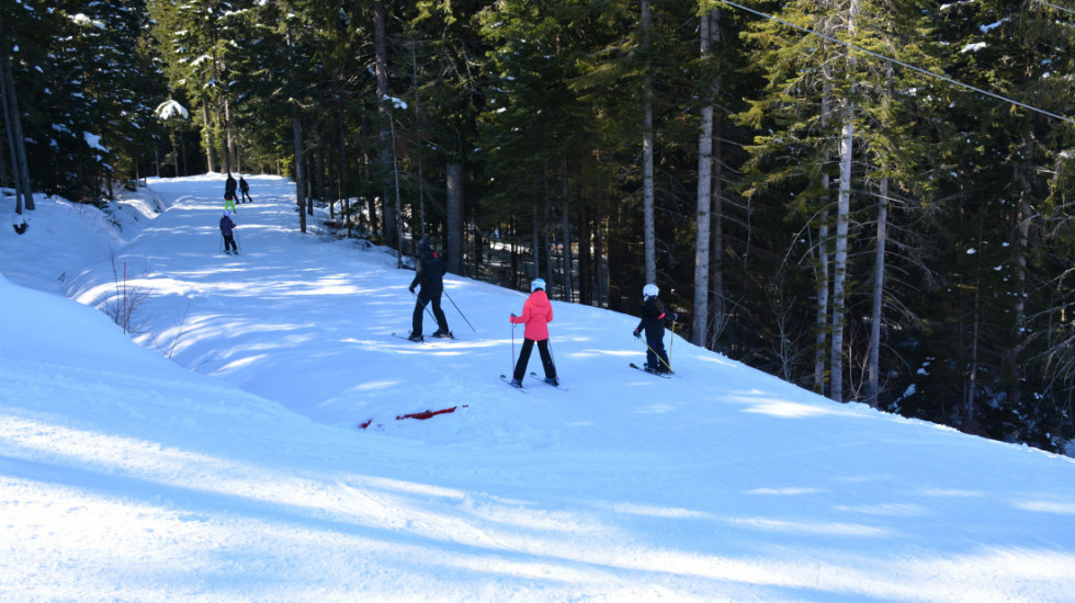Zabelela se Ravna planina na Palama i privukla skijaše