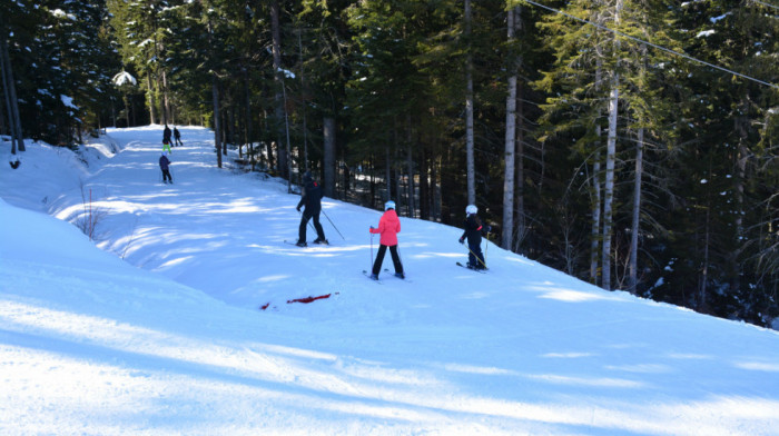 Zabelela se Ravna planina na Palama i privukla skijaše