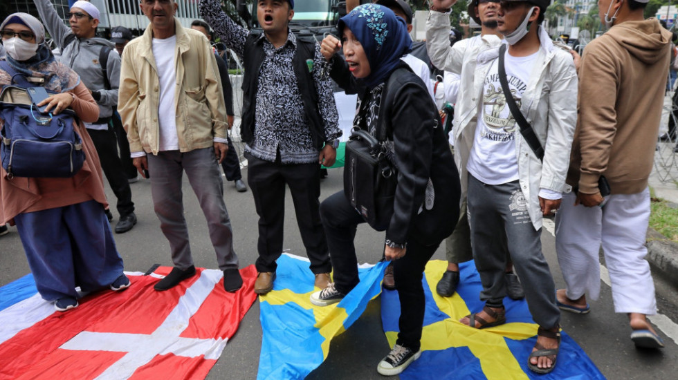 Demonstranti u Džakari palili zastave Švedske, Danske i Holandije