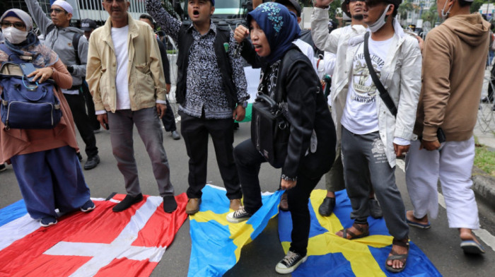 Demonstranti u Džakarti palili zastave Švedske, Danske i Holandije