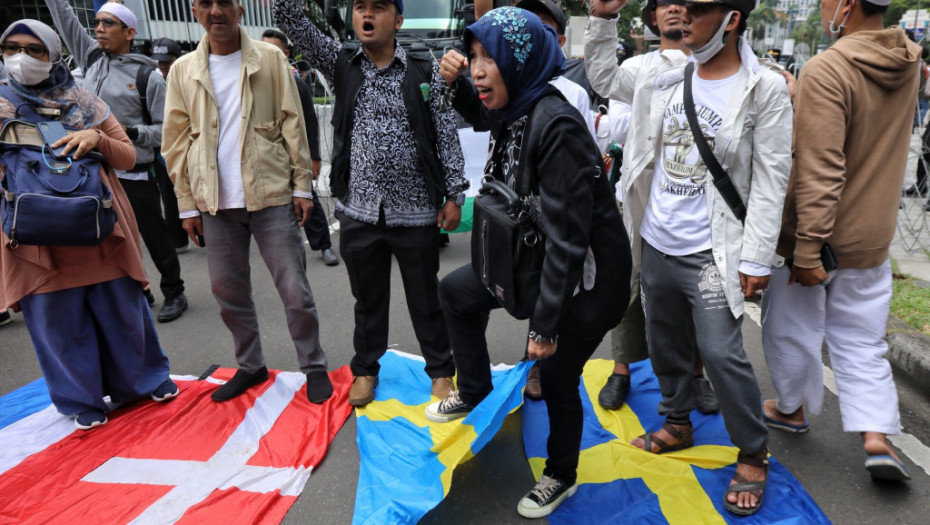 Demonstranti u Džakarti palili zastave Švedske, Danske i Holandije