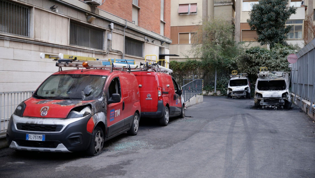 Anarhisti u Rimu zapalili pet automobila telekomunikacione kompanije Tim