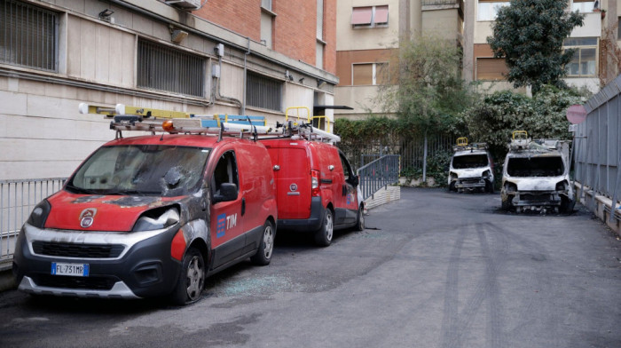 Anarhisti u Rimu zapalili pet automobila telekomunikacione kompanije Tim